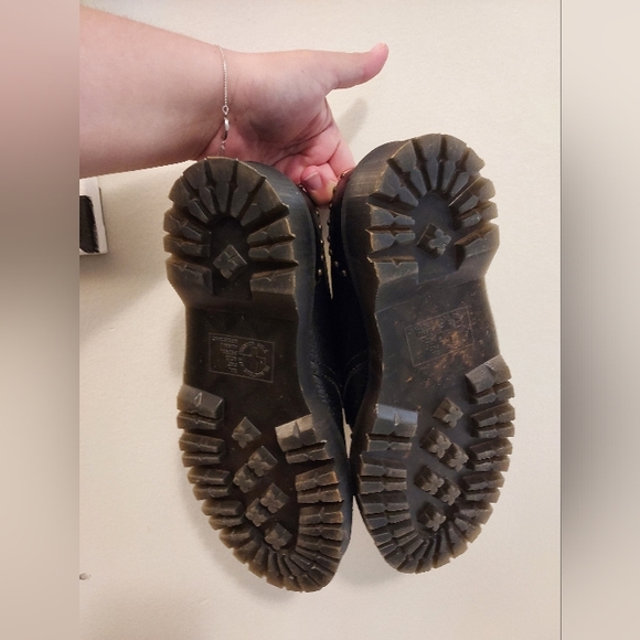 Dr Martens Serova Embossed Floral Oxfords Black/Red Skull Studded, Size 8 - Picture 5 of 5